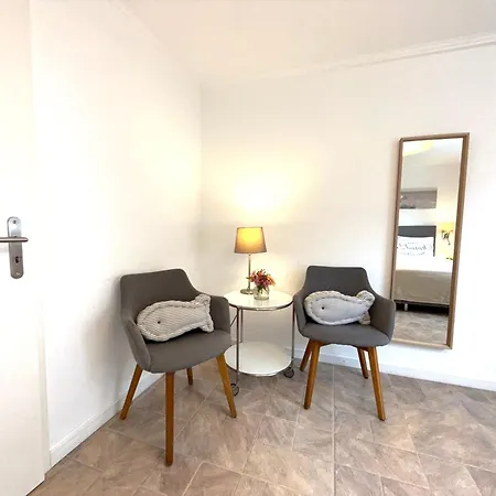 Base Apartment *